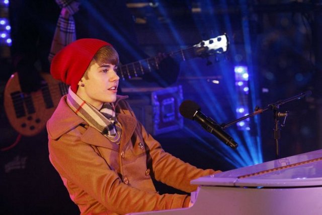 JUSTIN BIEBER