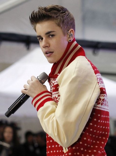 JUSTIN BIEBER