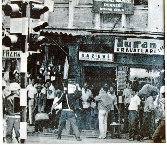 20 NİSAN'DA İSTANBUL'DA GAZİOSMANPAŞA İŞ BANKASI ŞUBESİ ÜÇ SİLAHLI GENÇ TARAFINDAN SOYULDU. 20 BİN LİRA ÇALINDI.HEMEN İKİ GÜN SONRA 22 NİSAN'DA BU KEZ ANKARA