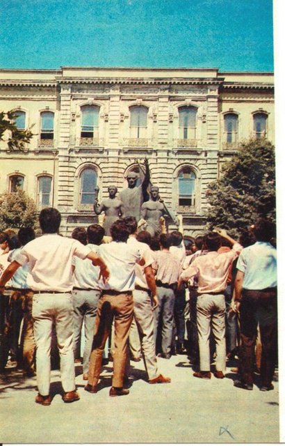ÜNİVERSİTEDE PROTESTO VE BOYKOT