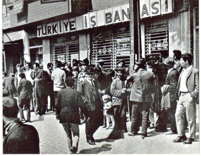 20 NİSAN'DA İSTANBUL'DA GAZİOSMANPAŞA İŞ BANKASI ŞUBESİ ÜÇ SİLAHLI GENÇ TARAFINDAN SOYULDU. 20 BİN LİRA ÇALINDI.HEMEN İKİ GÜN SONRA 22 NİSAN'DA BU KEZ ANKARA