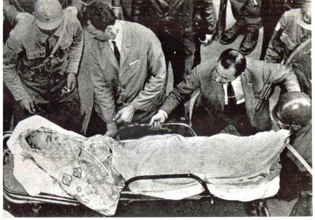 ÖLDÜRÜLEN İSRAİL BAŞKONSOLSU ELROM'UN CESEDİ APARTMANDAN ÇIKARILIRKEN