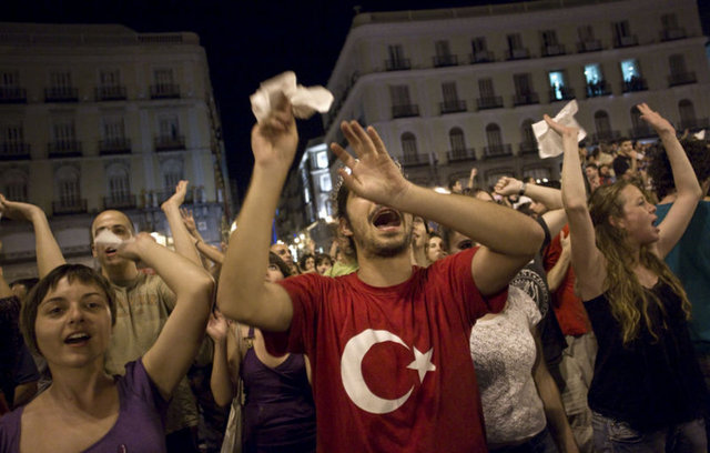 Göstericiler arasında Türk Bayrağı baskılı t-shirt giyen bir İspanyol dikkat çekti