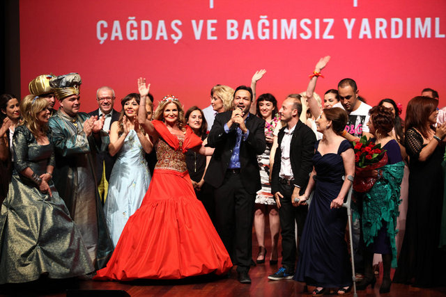 AYŞEGÜL DİNÇKÖK, CİHAN KAMER VE BİLGÜN SAZAK OYUN SAHNESİNDE