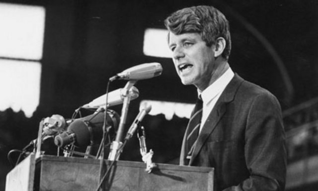 Ağabeyinin yolundan giden ve ABD başkanı olması beklenen    -  - Robert Kennedy de, 1968'de politik kampanyasını sırasında düzenlenen bir suikast sonucu hayatını kaybetti.