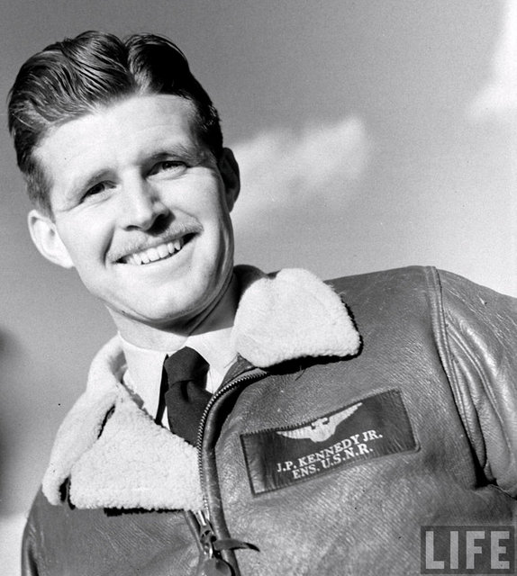 Kennedy ailesinin başına gelen trajik olaylar, ailenin büyük oğlu Joe'nun 1944'te, 29 29 yaşında bir bombardıman uçağının patlamasıyla başladı.