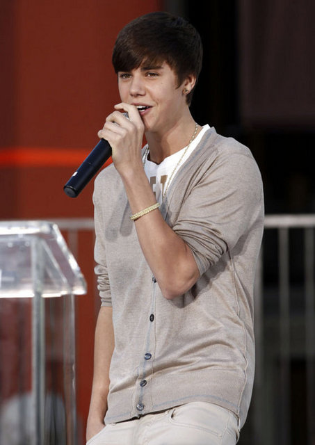 JUSTIN BIEBER