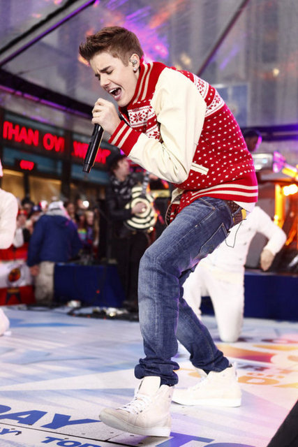 JUSTIN BIEBER