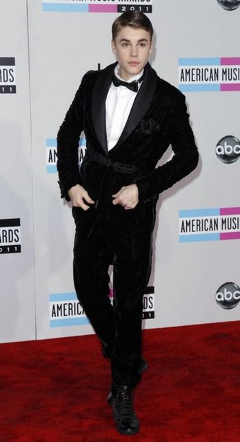 JUSTIN BIEBER