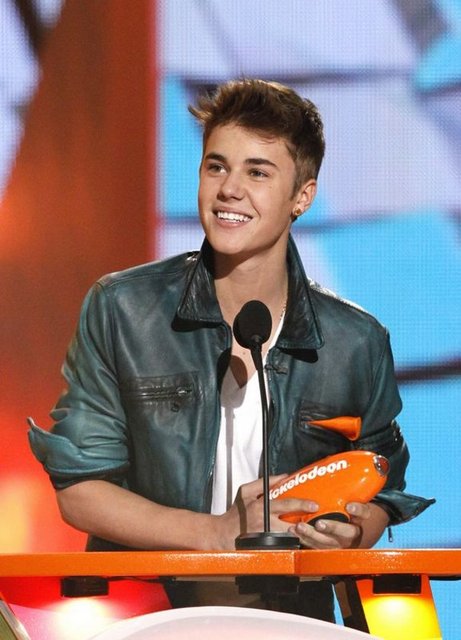 JUSTIN BIEBER