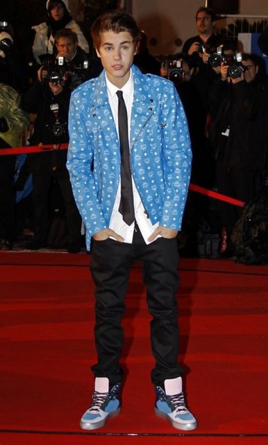 JUSTIN BIEBER