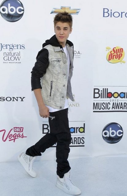 JUSTIN BIEBER