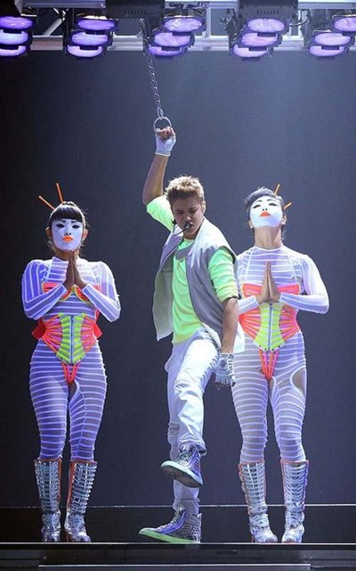 JUSTIN BIEBER