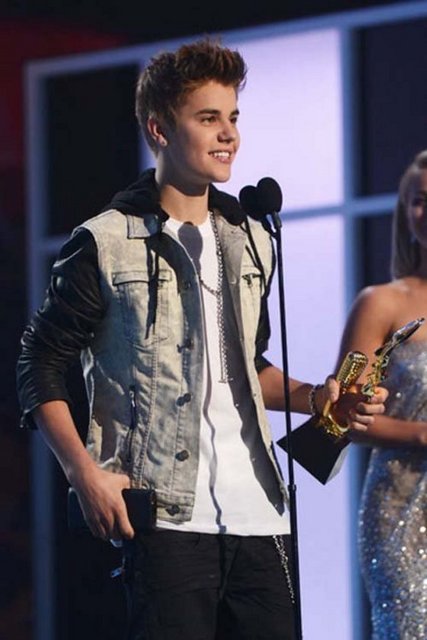 JUSTIN BIEBER