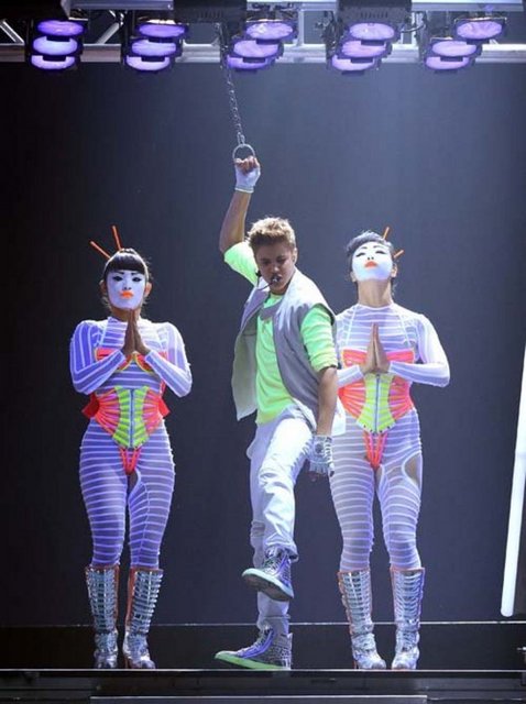 JUSTIN BIEBER