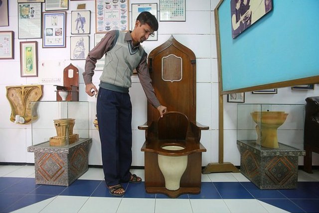 Uluslararası Tuvalet Müzesi / HindistanArjantin, Lüksemburg, Kuveyt, Senegal gibi ülkelerden getirilen bu tuvaletlerin hepsi New Delhi'deki Tuvalet Müzesi'nde sergileniyor. M.Ö. 2500'den bu yana yapılan bütün tuvalet çeşitlerini görmeniz mümkün.