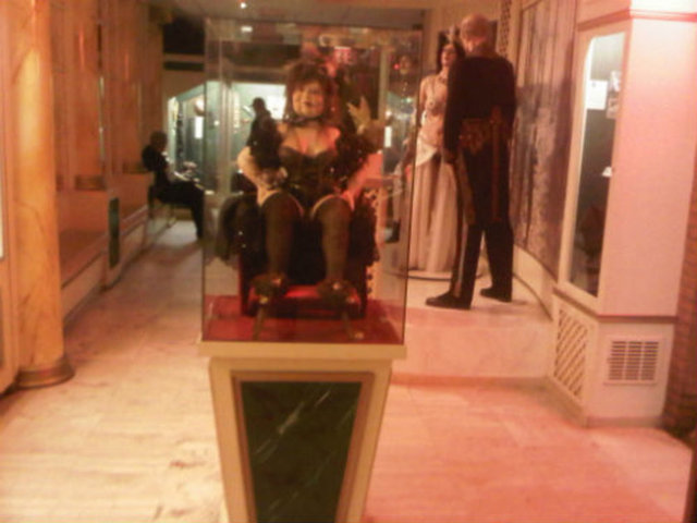 Müzenin girişi Amsterdam ile özdeş kırmızı renklerle aydınlanıyor.