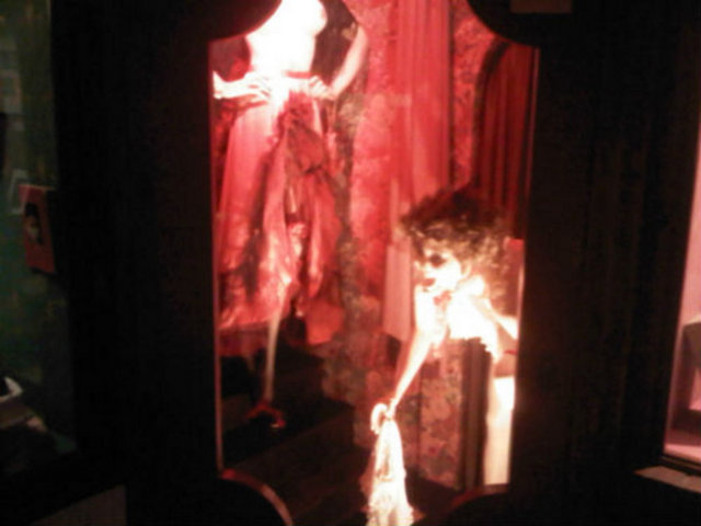 Müzenin içerisinde Amsterdam'ın ünlü Kırmızı Fener Mahallesi (Red Light District)'nin balmumu heykellerle benzeri yaratılmış