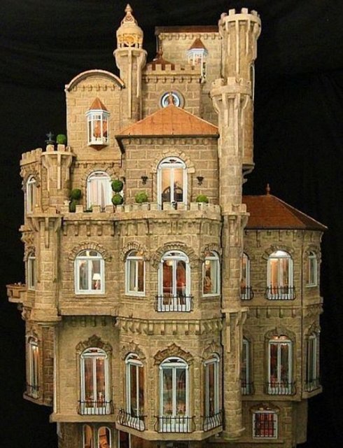 10.000'in üzerinde eşya evin iç tasarımı için satın alındı. Bunların arasında 7000 dolarlık Baby Grand Piano, 1840 dolarlık minyatür portre ve hatta 3300 dolarlık bir değere sahip olan...