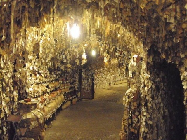 Dünyanın en garip müzelerinden biri olarak kabul edilen Nevşehir'in Avanos ilçesindeki müzede, bölgeyi ziyaret eden 16 bin kadın turistten toplanan saç örnekleri sergileniyor