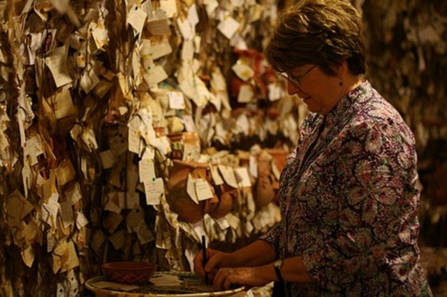 Çanak atölyesinde çamur ustası Galip Körükçü'nün 1979 yılında tanıştığı Fransız bir kadından hatıra olarak bir tutam saç istemesiyle temelleri atılan müze, 1998 yılında Guinness Rekorlar Kitabı'na girmeyi başardı