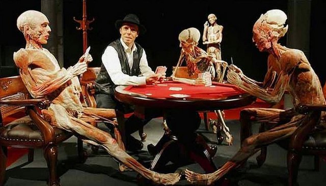 Kadavra MüzesiHagens, sergisini derisi yüzülmüş ve istenen şekil verilmiş kadavraların üzerini çok ince bir silikon vernik tabakasıyla kaplayıp hava ile temasını keserek hazırladı.