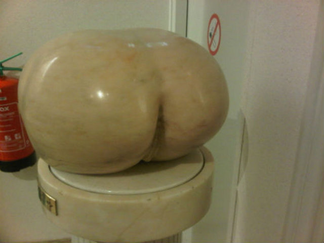 Fransız sanatçı Y. Neimen'in mermerden heykeli