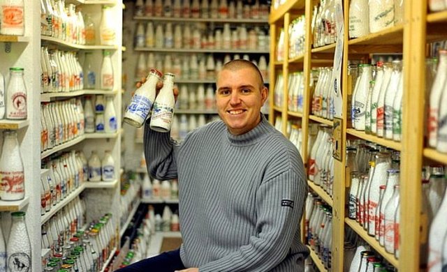 Süt Şişesi MüzesiBelli bir zaman sonra evine sığdıramadığı şişeler için arka bahçesinde bir müze inşa etmek zorunda kalmış. O zamandan beri şişeleri müzede sergileyen Paul'un koleksiyonunda bulunan en eski şişe 1890 tarihinden.