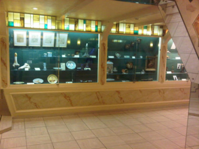 Amsterdam'da Sanat ve Erotizm -  - 19.03.2012 -  -  -  - Müzenin girişi Amsterdam ile özdeş kırmızı renklerle aydınlanıyor. -  -  -   -  - Tren istasyonunun bir kaç yüz metre ilerisinde yer alan Amsterdam Seks Müzesi değişik konseptlerde tasarlanmış bölümlerden oluşan 3 katlı bir yapı