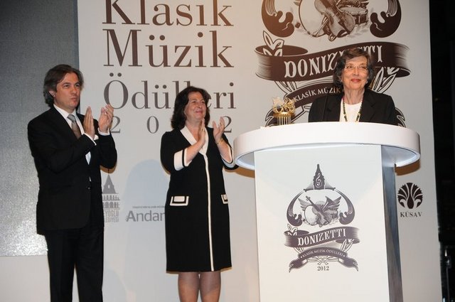 SUNA KAN - YAŞAM BOYU BAŞARI ÖDÜLÜ 