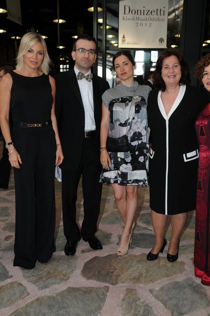 MİNE KALPAKÇIOĞLU, SERHAN BALI, YOSUN GÜRELI,MONİK İPEKEL 