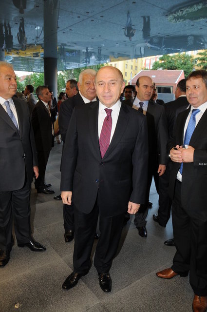 NİHAT ÖZDEMİR