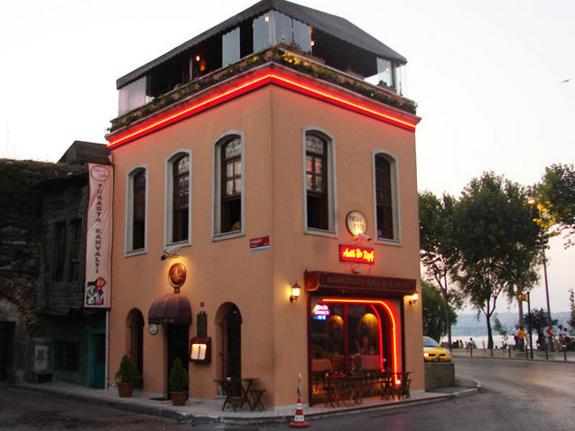 ** Nevi Cafe / Balat Tel: (212 531 86 02)