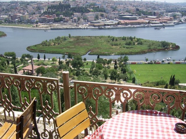 * Pierre Loti / Eyüp Tel: (212 581 26 96)