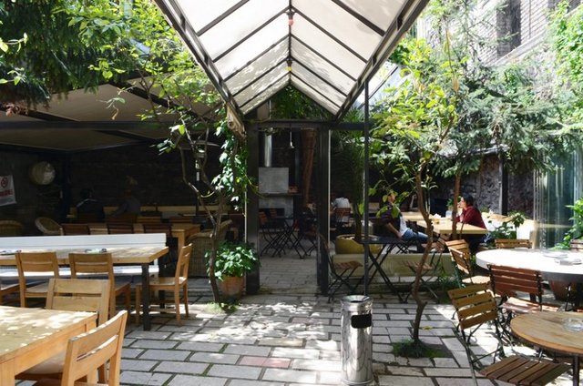 LIMONLU BAHÇE - Pazar günleri saat 09.30-15.00 arasinda iki çeşit serpme kahvaltı servisi bulunuyor. Kişi başı - ücret 26 ila 28 TL arasında. Kredi kartı geçiyor. -  - Adres:Tomtom Mah. Yeni Çarşı Cad. N0:98, Galatasaray Tel: 0212 252 1094 -