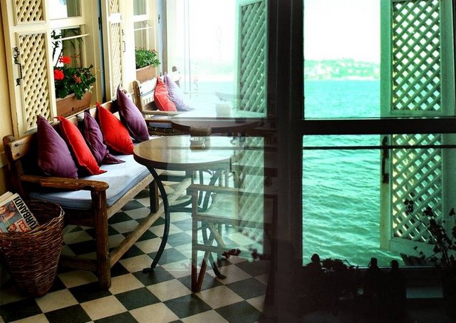 AŞŞK KAHVE - Kuruçeşme'de haftasonu kahvaltınızı denize nazır yapın. Aşşk Kahve cumartesi ve pazar günleri saat 09:00'dan itibaren gün boyu kahvaltı hizmeti veriyor. Alacart olarak alabileceğiniz kahvaltılar 30 ila 60 TL arasında değişiyor. Kredi kartı geçerlidir.  -  - Adres: Kuruçeşme Mh.  Muallim Naci Caddesi 64, Istanbul 0212 265 4734 -