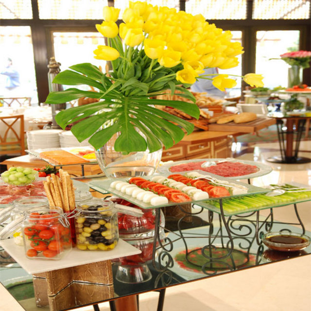 FOUR SEASONS - Boğaz manzaralı keyifli bir Pazar kahvaltısı için eşsiz bir seçim.  Sadece Pazar günleri saat 12:30 - 15:30 arasında brunch hizmeti veriliyor. Hem İtalyan hem Türk mutfağının hakim olduğu açık büfede, makarna ve risotto (malzemeleri kendiniz seçip hazırlatabiliyorsunuz), yerli ve yabancı peynirler, zeytin çeşitleri, omlet, pancake, waffle, zeytinyağlı çeşitleri, mezeler, turşu istasyonları bulunmaktadır. Organik beslenmeye önem verenler için organik ürünlerden oluşan bir servis bölümü bulunuyor. Dönerin de buulnduuğ et bölümünde herhangi bir deniz mahsülü veya et ürününü seçip hazırlatabiliyorsunuz. Sushi sevenler de unutulmadı, Four Seasons'ın özenle hazırlanmış sushi istasyonu da açık büfede yer alıyor. Kişi başı fiyat 135 TL.      -  - Adres: Yıldız Mh. Çırağan Caddesi 28, Istanbul 0212 381 4000 -