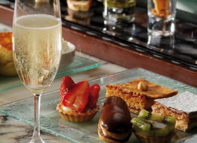 ÇIRAĞAN PALACE HOTEL - Pazar günleri saat 12:00-16:00 arasında brunch veriliyor.Yaklaşık 200 - 250 çeşidin yer aldığı açık büfede organik ürünler de yer alıyor. Sınırsız çay, kahve, taze sıkılmış meyve suları ve bir bardak şampanya ikramı kişi başı 140 TL olan fiyata dahildir. Açık büfede sushi, gözleme, et, balık gibi istasyonlar bulunuyor. Kredi kartı geçiyor. -  - Adres: Çırağan Palace Hotel Kempinski, Beşiktaş Tel: 0212 258 33 77 -  -