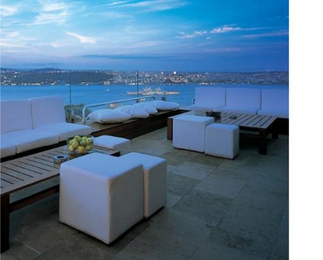 VOGUE - Vogue Restoran & Cafebar`da, pazar günleri 10:30-16:00 saatleri arasında açık büfe kahvaltı servisi var. Vogue, akşam yemeği sonrası Boğazı ayakları altına alan muhteşem manzarası ile eğlenceli bir bara dönüşüyor. Kişi başı fiyat 59 TL. Açık büfeye çıpılmış yumurta, patates, börek, sosis, portakal suyu, limonata, greyfurt suyu ve sınırsız çay, kahve yer alıyor. Kredi kartı geçerlidir. -  - Adres: 	Vişnezade Mh.  34357 Beşiktaş/Istanbul 0212 227 2545  -