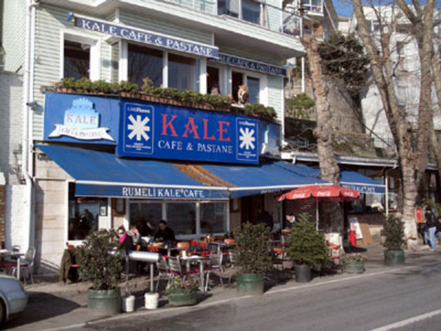 KALE CAFE - Rumelihisarı'ndaki KALE CAFE & PASTANE "Boğaz'da kahvaltı" denince akla gelen ilk yer. Cunda Adası'ndan getirtilen sızma zeytinyağı ile sunulan söğüş ve zeytin tabağının yanında sıcak lavaş ile bal kaymak, peynir çeşitleri, tereyağında hellim peyniri, sahanda yumurta, menemen, omlet, çiğ börek, paçanga böreği, tereyağlı gözleme ve kendi ürünleri olan zeytinli, kepekli, tahıllı, cevizli ekmek sepeti... Tertemiz boğaz havası ve geçen gemiler de cabası. Arabanızla geldiyseniz valet parking mevcut. Hafta içi ve haftasonu hizmet veren Kale'de sabah 05:00'ten itibaren gün boyu kahvaltı servisi alabilirsiniz. Ortalama kişi başı fiyatı 25 TL. -  - Adres: Yahya Kemal Caddesi No: 16 34470 Rumelihisar - İstanbul 0 212 265 00 97 -