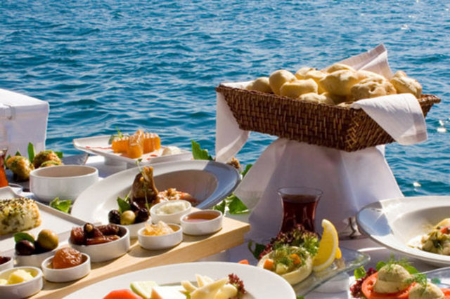 PRİNCESS OTEL / BÜYÜKADA - Büyükada'da adanın en sakin koyunda konumlanmış otelin ,deniz manzaralı eşliğinde kahvaltı keyfi. Açık büfe kahvaltı saat 08:30 - 11:00 saatleri arasında servis ediliyor. Sınırsız çay ve kahve dahil kişi başı fiyatı 20 TL - Adres: Büyükada-Nizam Mh.  34970 Adalar/İstanbul 0216 382 1628  -