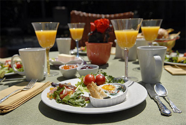 SOCIA - Socia, haziran ayinin ilk haftasi açiliyor. Her Pazar 11:00-16:00 saatleri arasinda brunch verilecek. Denize sifir bir mekan ve minderlerin üzerinde gazete okuyarak brunch yapilabiliyor. Alakart menüsü var. Kredi karti geçiyor. -  - Adres: Köybaşi Cad. No:89, Yeniköy Tel: 0212 299 00 80 -