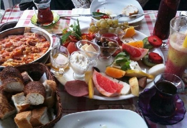 NAR CAFE - Farklı kahvaltı tabaklarıyla Boğaz'a nazır bir kahvaltı yapmaya ne dersiniz? İşte Nar Cafe'nin kahvaltı tabakları "Yiğit'in Tabağı (Klasiklerden), Beril (Ben hep buradayım), Aslı New York'ta, Şeyda Nar'da (Ama çok tatlı), Şeyda Nar'da (Ama çok tatlı), Alper Amsterdam'da, İdil Paris'te, Demet İzmir'de, Eggs Benedict, NAR'in". Doyurucu kahvaltı tabakları 14 ila 29 TL arasında. Kredi kartı geçiyor. -  - Adres: Yahya Kemal Cad. No.16/B Rumeli Hisarı, İstanbul 0212 263 2446 -