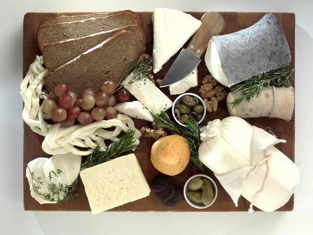 ANTRE GOURMET SHOP - Cihangir'de 12 yıldır hizmet veren şarküteri, saat 09:00 - 21:00 arası hizmet veriyor. Şarküteri deyip geçmeyin. Antre gourmet sezona bağlı olarak takribi 40-45 arası peynir çeşidi ve 10-12 zeytin çeşidinin yanı sıra , özel manda kaymağı, manda tereyağı ve keçi tereyağı, bal ve reçel grubu, özel kayseri pastırma ve sucuklarının dahil olduğu şarküteri ve meze grubu, zeytinyağı ve şarap grubu ile müşterilerine hizmet sunuyor. Kahvaltı için fiks bir fiyatlandırma ve çeşitlilik uygulanmıyor. Kendi kahvaltınızı kendiniz oluşturuyorsunuz. Kredi kartı geçerlidir.  - Adres: Akarsu Caddesi No:40/A Cihangir 212 244 90 61-62 -