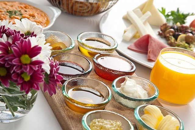 BEBEK DIVAN - Cumartesi günleri kahvaltı, Pazar günleri ise brunch hizmeti veriyor. Kahvaltı servisi saat 09:00-13:30 arasinda veriliyor. Brunch servisi ise açık büfe olarak saat 09:00 - 14:00 arasında. Yaklaşık 90 çeşidin yer aldığı açık büfede değişik peynirler, mini croisstan ve - danishler, dilimlenmiş meyveli kakaolu kek, çeşitli ekmekler, zeytinler, cornflakesler,meyve, tereyağ, bal, reçel, salam, jambon, sucuk ve yumurta çeşitleri, yoğurt, sosis, tavada mantar gibi çeşitler bulunuyor. Kişi başı brunch ücreti  60 TL. Fiyata sınırsız çay ve kahve dahil. Kredi kartı geçiyor. -  - Adres: Cevdet Paşa Cad. No:28/A Bebek Tel: 0212 263 29 73  -