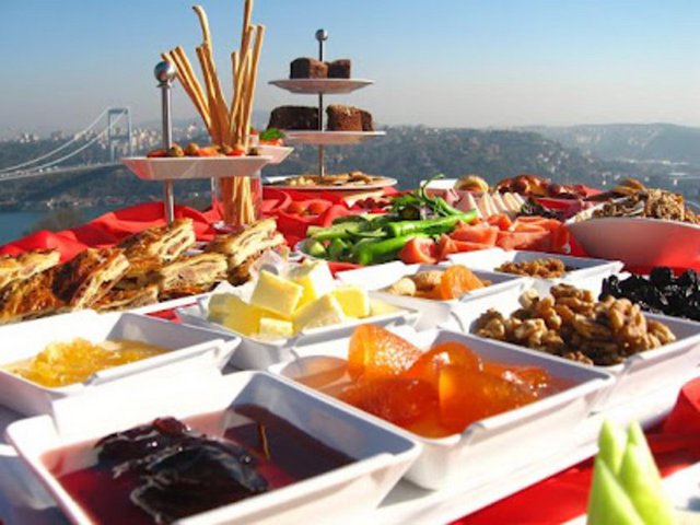 DOĞATEPE - Doğatepe Cafe&Restaurant, Cumartesi ve Pazar günleri yaklaşık yüz çeşitten oluşan açık büfe brunch hizmeti veriyor. Kahvaltılıklar, soğuk mezeler börek ve sıcak çeşitlerimiz, tatlılardan oluşan menü saat 10:00 - 14.30 arasında servis ediliyor. Kişi başı ücret 65 TL. Büyüleyici bir manzara eşliğinde aileniz ile birlikte keyifli vakit geçirebileceğiniz bir Doğatepe klasiği… -  - Adres: Nispetiye Caddesi Duatepe Parkı no:4-6 Rumeli Hisarüstü Sarıyer - İstanbul 0212 257 43 91 -