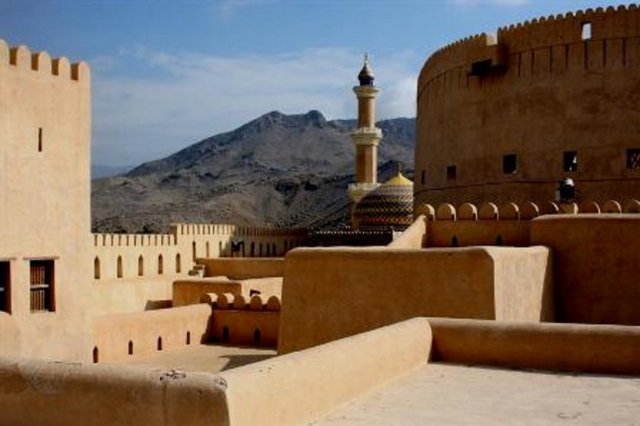 Sınır kapılarında vize alınabilen ülkeler arasında ise Umman