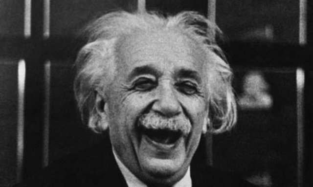 Einstein 9 yaşından sonra akıcı konuşmaya başladı. Aile onda zihin geriliği olduğunu bile düşündü