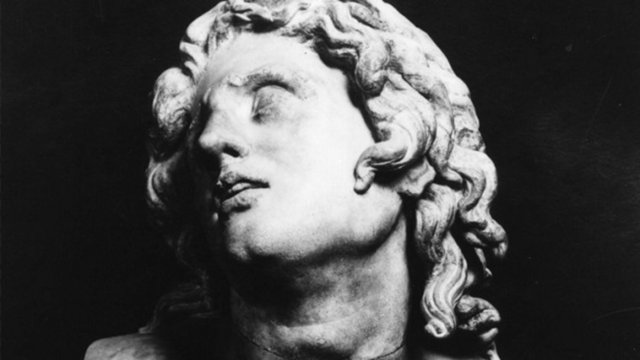 Büyük İskender tüm askerlerinden ailelerine mektuplar yazmasını ister ve ardından ailelerine güzel şeyler yazmamış olan askerlerini idam ettirirdi.