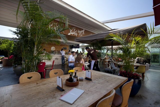 Big Plate / İstinye Tel: (212 345 62 88) Doğal malzemeler kullanılarak tasarlanan terası, restoranın simgesi haline gelmiş duvar resimleri, bambu ve limon ağaçları ile şehrin içinde nefes alabileceğiniz bir kaçamak adresi olan Big Plate'ın vazgeçilmez içeceklerinden biri, masmavi görüntüsüyle Vanilla Sky.